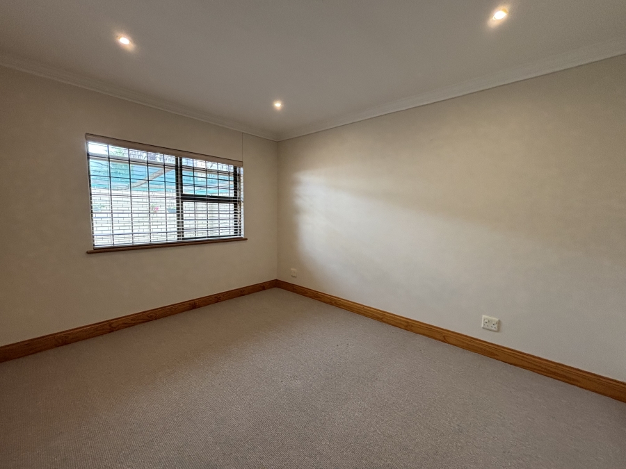 To Let 4 Bedroom Property for Rent in Summerstrand Eastern Cape